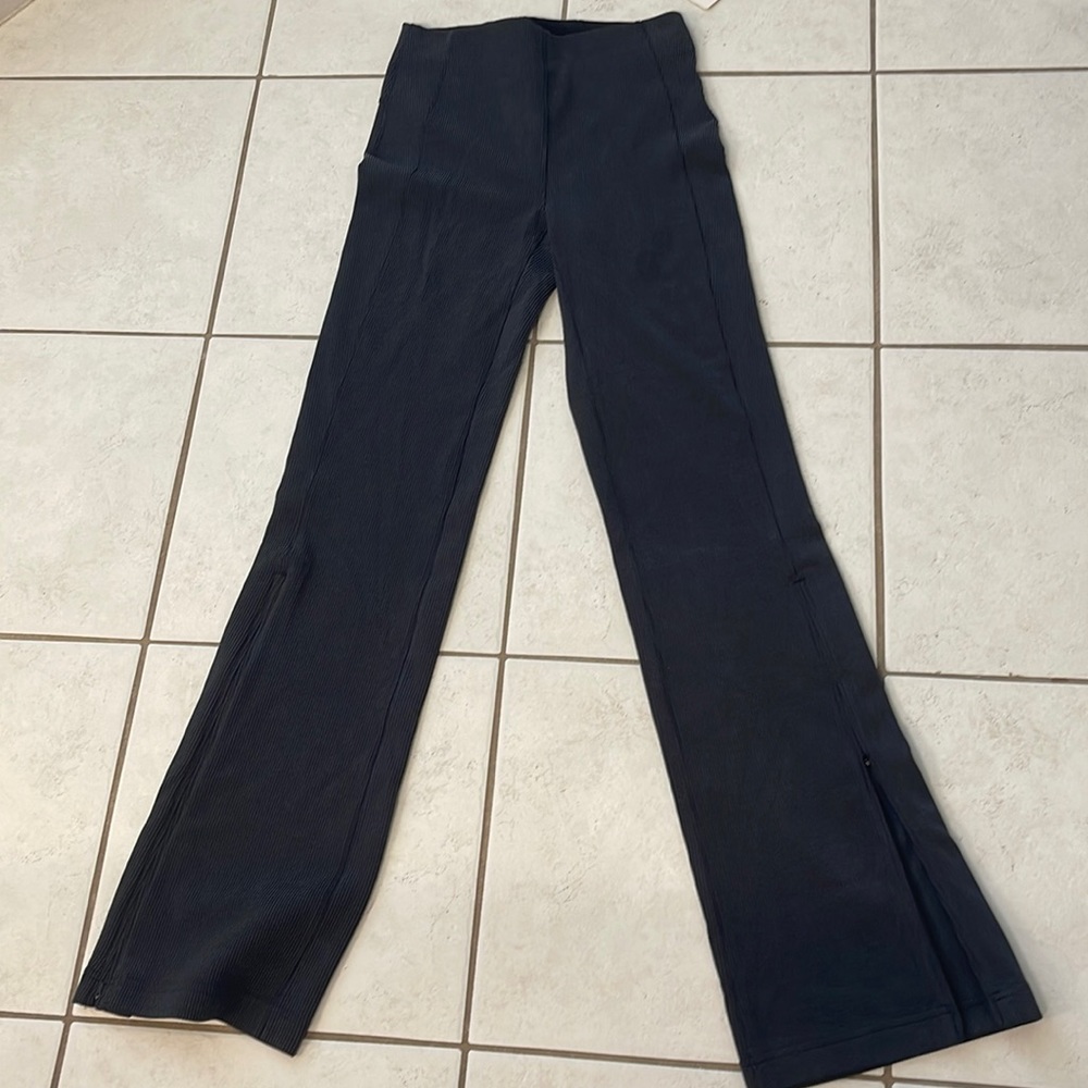 I Lululemon flare ribbed pants with zipper bottoms size 4